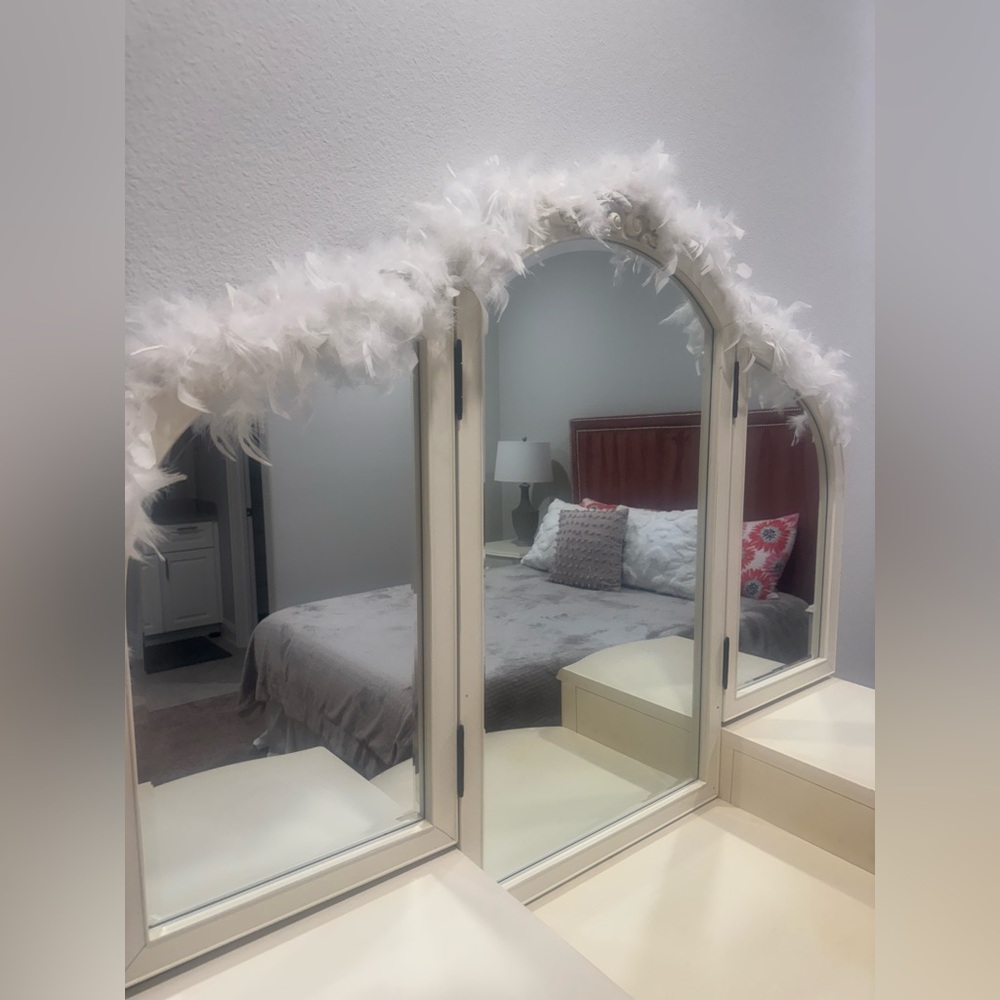 Pottery Barn PBTeen White Light Up Boas